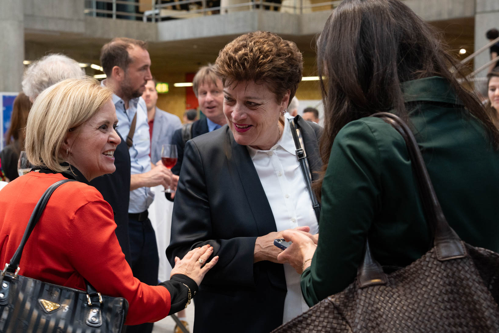 Regierungsrätin Dr. Silvia Steiner beim Apéro im Austausch mit anderen Gästen.