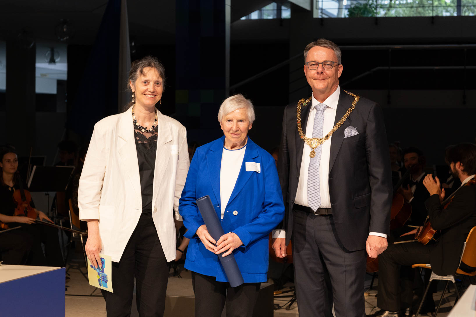 Die Philosophische Fakultät zeichnet Prof. em. Dr. Elisabeth Gülich mit dem diesjährigen Ehrendoktorat aus. Auf dem Bild: Dekanin Katharina Michaelowa, Prof. em. Dr. Elisabeth Gülich und Rektor Michael Schaepman (v. li. n. re.).