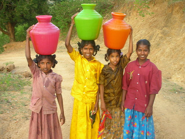 Four girls carrying water in India. Foto: Tom Maisey 2006